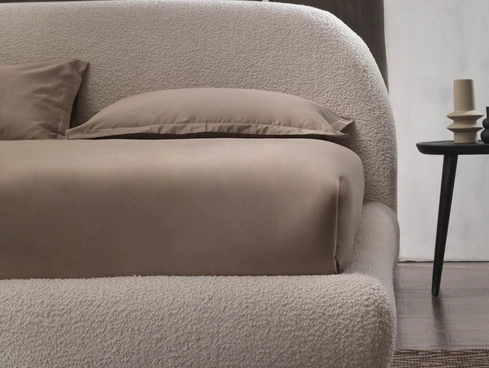 Letto con in tessuto con testiera Designer Curvy di Altrenotti