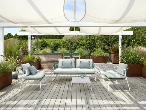 Arredo da esterno con struttura in metallo e corda nautica e sedute in tessuto imbottito Lisa Sofa Filò di Scab Design