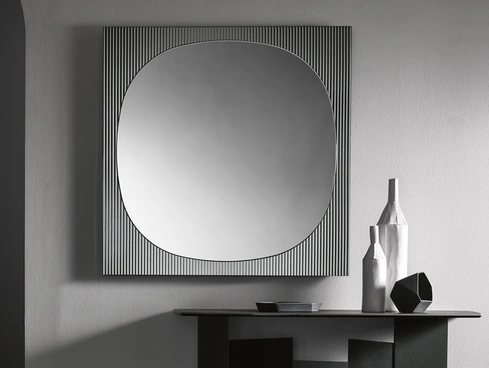 Specchio da parete con cornice realizzata tramite l’unione di un vetro ad effetto cannettato in rilievo e di un altro a specchio Bands di Tonelli