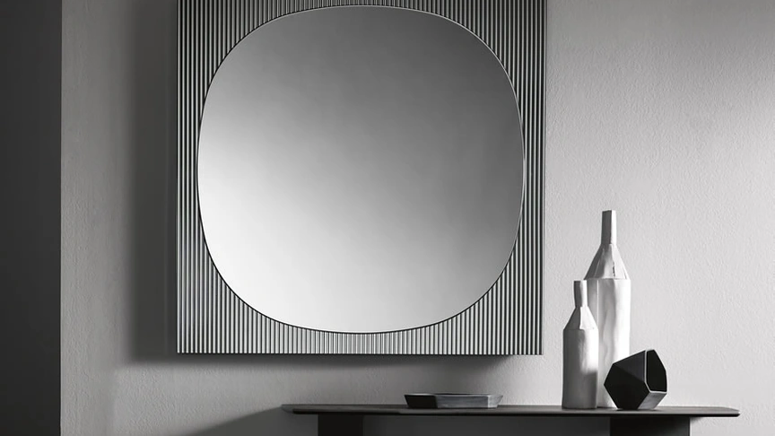 Specchio da parete con cornice realizzata tramite l’unione di un vetro ad effetto cannettato in rilievo e di un altro a specchio Bands di Tonelli