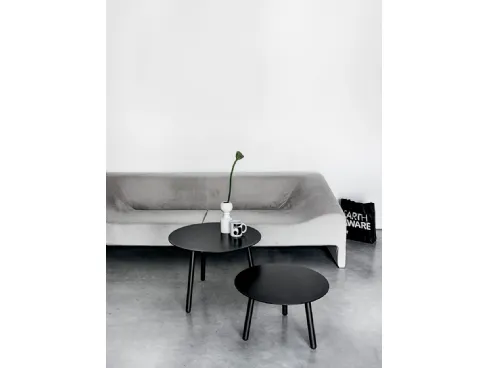 Tavolino rotondo con gambe in legno tinto e top in laminato nero disponibile in due altezze BCN Table di Kristalia