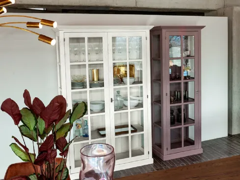 Mobile Contenitore English in legno massello di Rovere laccato con ante in vetro di Devina Nais