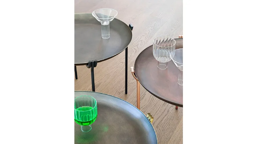 Tavolino in metallo Geo Table finitura grigio, ottone satinato e rame lucido di Saba