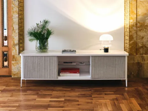 Mobile contenitore in MDF laccato bianco opaco e ante rivestite in tessuto Lea H55 di Midj