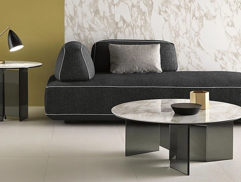 Tavolino in ceramica effetto marmo con basamento in vetro Metropolis di Tonelli