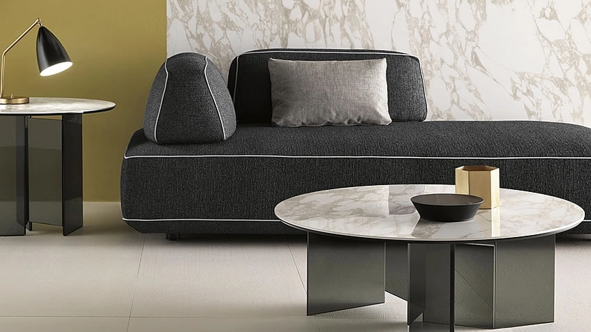 Tavolino in ceramica effetto marmo con basamento in vetro Metropolis di Tonelli