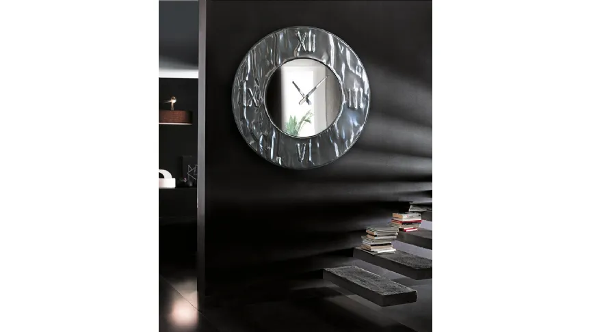 Orologio da muro modellato a mano in alluminio effetto martellato Mito di Riflessi
