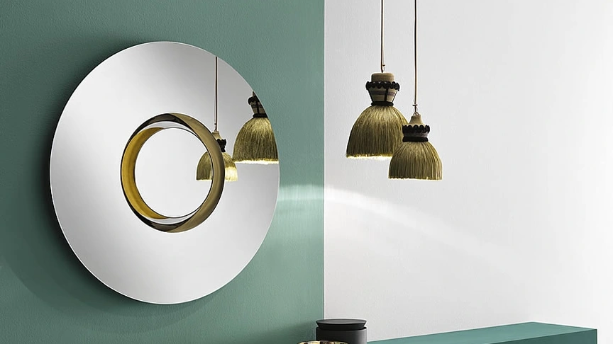 Specchio da parete con cerchio centrale in metallo dorato Ozma di Tonelli