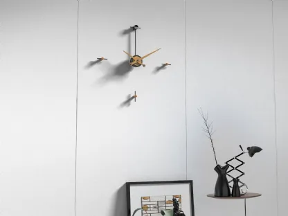 Orologio da parete Sospeso Plus in metallo con lancette in legno di Materium
