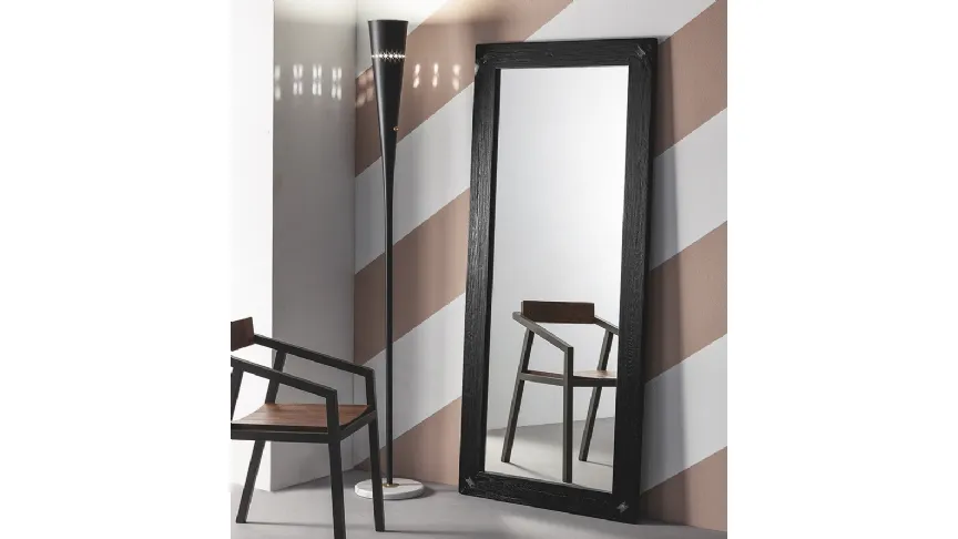 Specchio Elephant con cornice in legno massello di Rovere laccato Nero di Devina Nais
