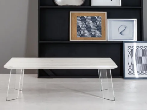 Tavolino Swing con top in Rovere massello e gambe in vetro trasparente di Devina Nais