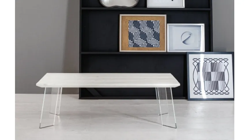 Tavolino Swing con top in Rovere massello e gambe in vetro trasparente di Devina Nais