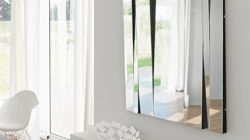 Specchio da parete con fasce specchianti inclinate e modulabili Fittipaldi di Tonelli