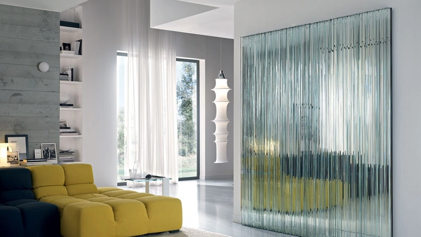 Specchio di design Vu composto da moduli in vetro extrachiaro di diverso spessore di Tonelli