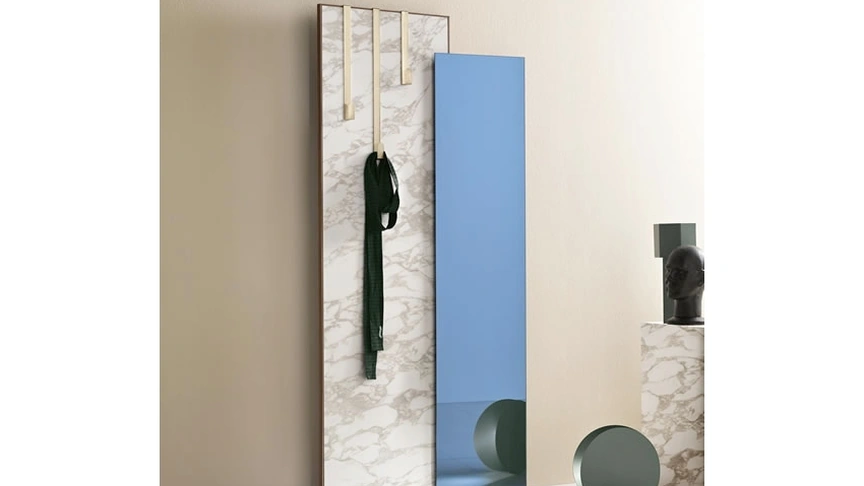 Appendiabiti in ceramica con due lastre inclinate, una effetto marmo e l'altra a specchio Welcome di Tonelli