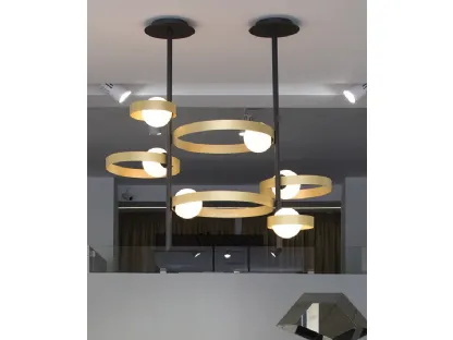 Lampada a sospensione Bubble S formata da tre anelli in metallo verniciato in tre diverse dimensioni e da tre bulbi in vetro bianco satinato di Riflessi