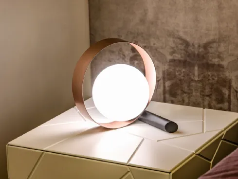 Lampada Bubble da Tavolo da un anello metallico verniciato e da un bulbo in vetro bianco satinato di Riflessi