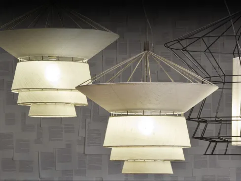 Lampada a sospensione costituita da una griglia tridimensionale in acciaio verniciato parzialmente rivestita in tessuto Bolero di Cattelan Italia