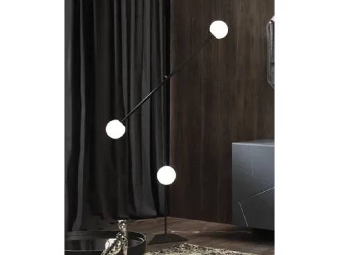 Lampada Meridian PT Terra in metallo con tre bulbi in vetro bianco satinato di Riflessi