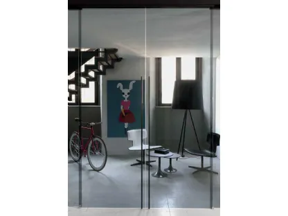 Porta scorrevole con ante in vetro acidato e profili in alluminio nero Dot di Albed