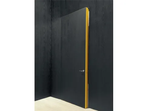 Porta filomuro con anta in legno carbone e stipite laccato ocra Integra di Albed