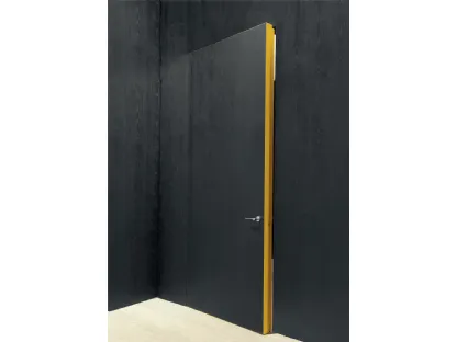 Porta filomuro con anta in legno carbone e stipite laccato ocra Integra di Albed