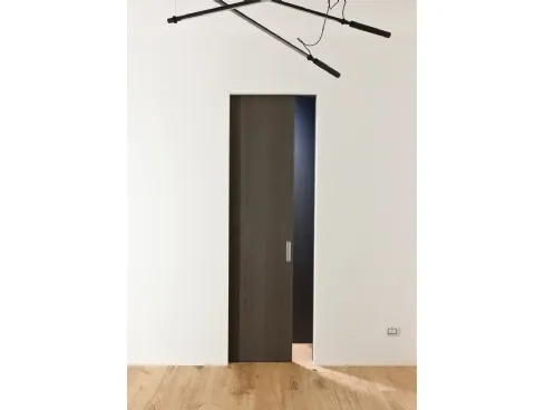 Porta a scomparsa con anta in legno smoky grey Trait di Albed