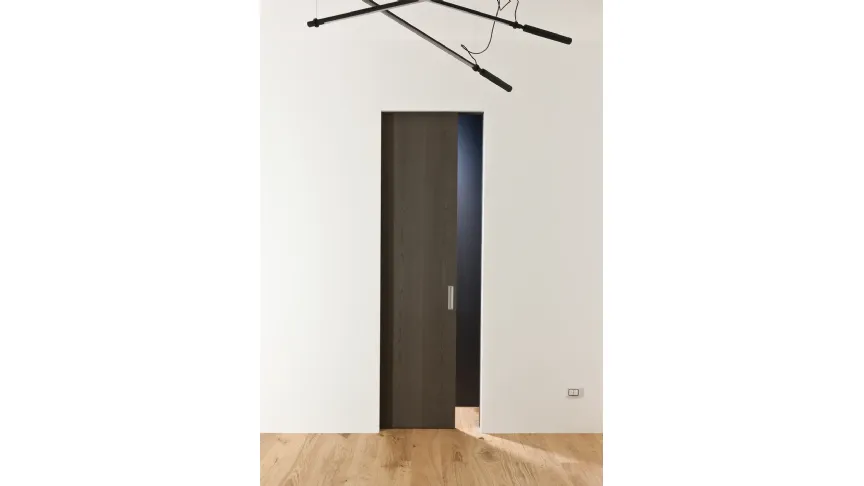 Porta a scomparsa con anta in legno smoky grey Trait di Albed