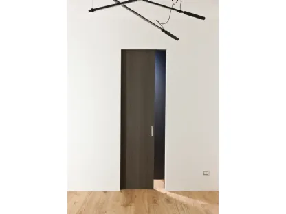 Porta a scomparsa con anta in legno smoky grey Trait di Albed