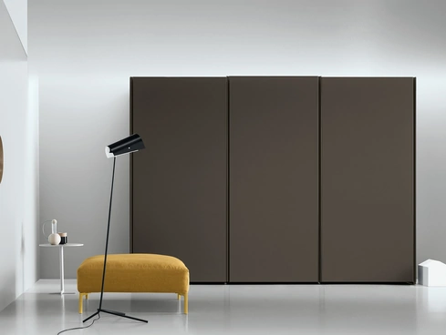 Armadio con ante scorrevoli Aria Gola di Kristalia