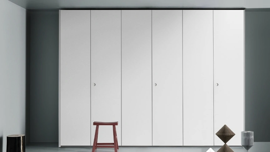 Armadio con ante battenti Aria Simple Incavo di Kristalia