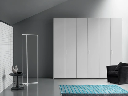 Armadio con ante battenti Aria Simple Incavo di Kristalia