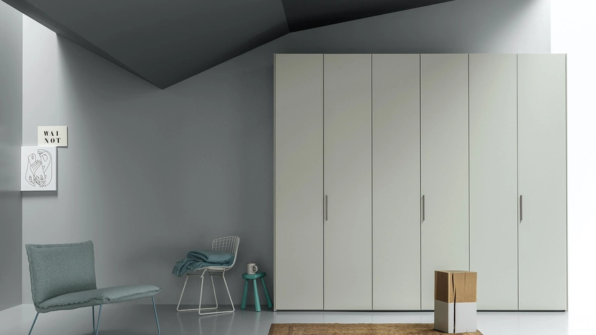 Armadio con ante battenti Aria Simple di Kristalia