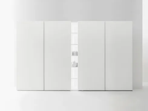 Armadio dispensa in essenza natural wood con ante complanari di Caccaro