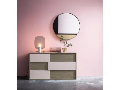 Comò Side in legno di Rovere con finiture diverse di Devina Nais