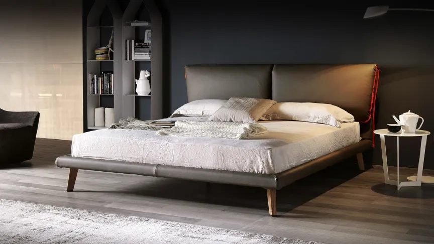 Letto imbottito con testiera Adam di Cattelan Italia