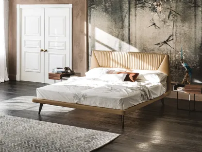 Letto con testiera sagomata imbottita e rivestita in ecopelle Amadeus di Cattelan Italia