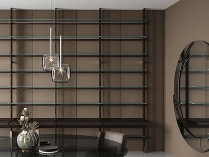 Libreria moderna Hemingway in legno massello con ripiani in vetro di Tonelli