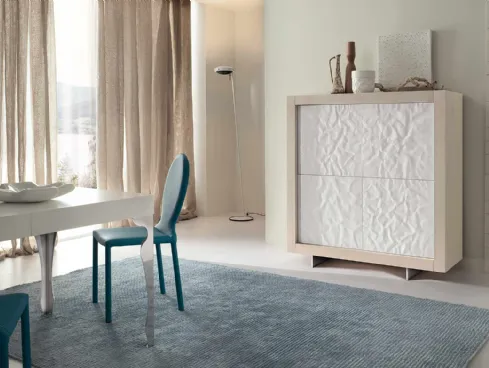 Madia Picasso P2 Mito con scocca in rovere e ante in acciaio martellato laccato bianco lucido di Riflessi