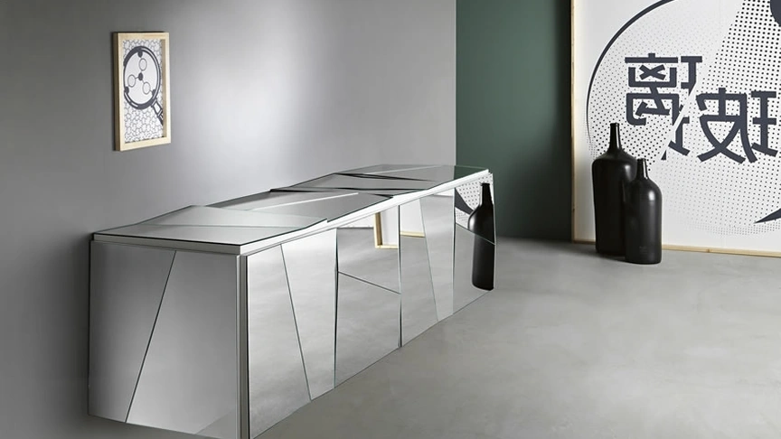 Madia sospesa in vetro a specchio con ante, top e fianchi realizzati con pannelli concavi e convessi Psiche di Tonelli