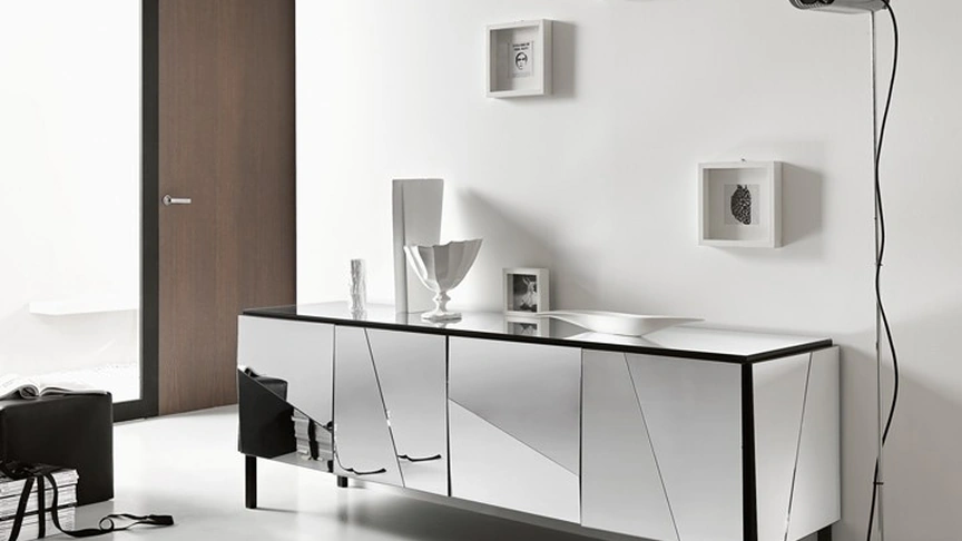 Madia in vetro a specchio con ante, top e fianchi realizzati con pannelli concavi e convessi Psiche di Tonelli