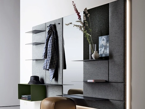 Mobile ingresso Avenue Boiserie in tessuto con mensole in metallo di Kristalia