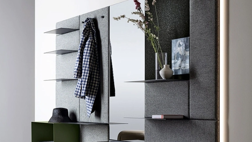 Mobile ingresso Avenue Boiserie in tessuto con mensole in metallo di Kristalia