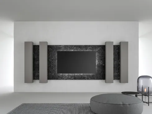 Mobile Porta Tv in laccato opaco con boiserie in gres porcellanato effetto marmo di Caccaro