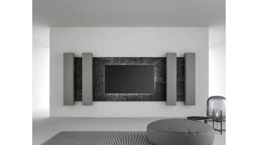 Mobile Porta Tv in laccato opaco con boiserie in gres porcellanato effetto marmo di Caccaro