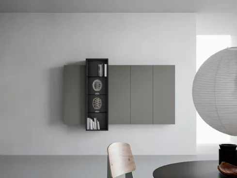 Mobile sospeso con quattro elementi chiusi in laccato opaco e un elemento di altezza diversa con vetri Wallover 01 di Caccaro