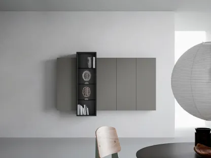 Mobile sospeso con quattro elementi chiusi in laccato opaco e un elemento di altezza diversa con vetri Wallover 01 di Caccaro