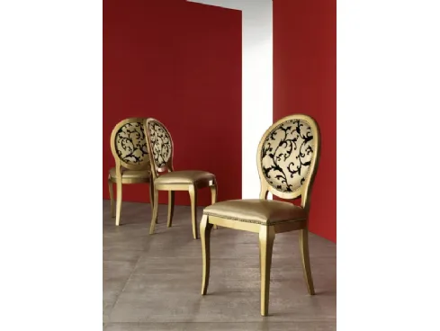 Sedia Adelaide con seduta e schienale imbottiti in ecopelle e struttura in faggio laccato di Veneta Cucine