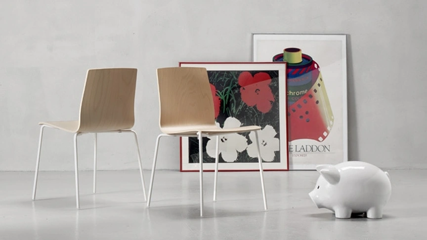 Sedia impilabile con scocca in legno multistrato di faggio e gambe in tubo di acciaio Alice Wood di Scab Design