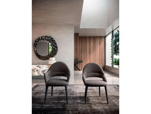 Sedia con o senza braccioli in tessuto imbottito con base in legno massello Baia di Ozzio
